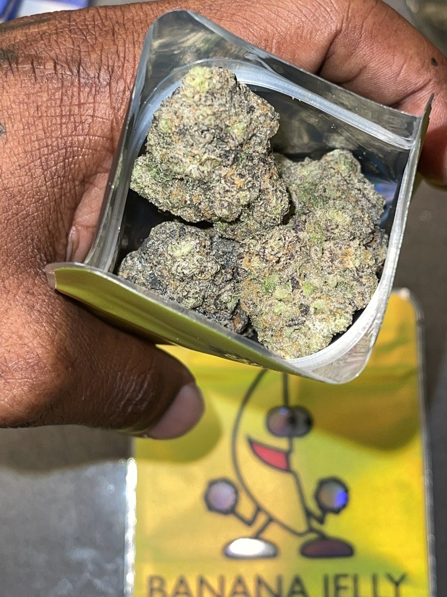 lilwaveman's tweet image. I love my girl bruh, Sent her to the plug with $25 for an eighth and she come back with this. My plug got finessed 🤣