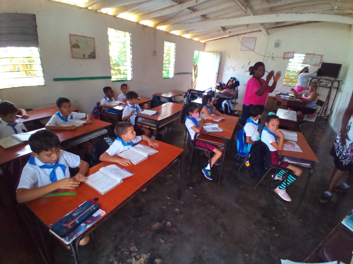 M_Alejandro_Q's tweet photo. En la Comunidad Reynold García en #CalimeteEnVictoria visitamos la Escuela Primaria Frank País. Los niños de la comunidad continúan desbordando alegrías por las actividades culturales y recreativas desarrolladas el fin de semana.
#MatancerosEnVictoria.
#CubaPorLaPaz
#GobMtz https://t.co/jpttPkT6wa
