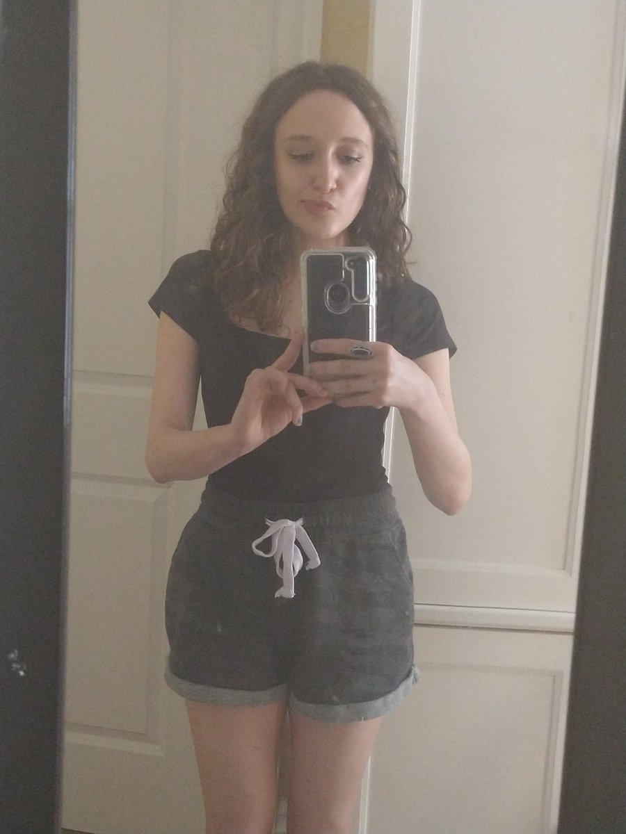 Maudonnaa's tweet photo. Why my head so big but my brain so smol? https://t.co/0FFN2bnv3s