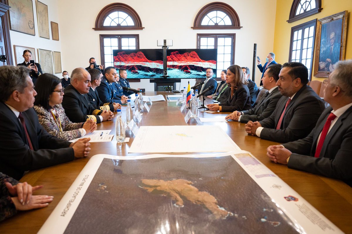 CancilleriaCol's tweet photo. La #VicepresidenteYCanciller, @mluciaramirez, presentó la cartografía oficial y la Carta Náutica del Archipiélago de Malpelo, trabajo coordinado por la Cancillería, con el @igacColombia, la @FuerzaAereaCol, y la @Dimarcolombia🌎. https://t.co/Sa4o40c4qF