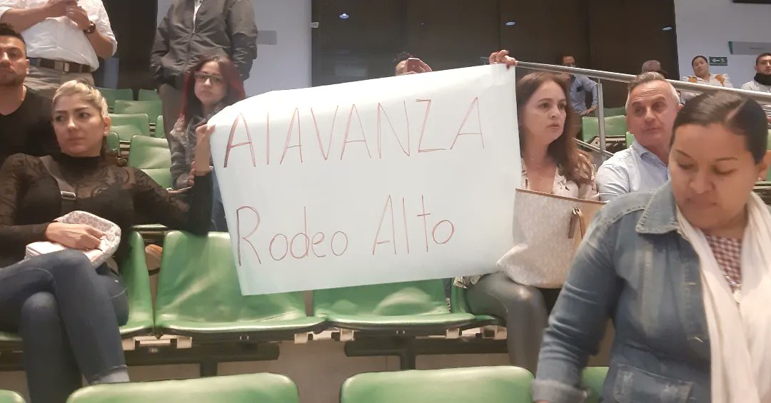 comunicandobel's tweet photo. #Fotos Algunas de las pancartas de los asistentes de la comisión accidental 192, estafas inmobiliarias entre ellos los residentes, propietarios de la Unidad Atavanza y de Belén Rodeo Alto. #Al100xBelen #Comuna16 #Medellín #rodeoalto #atavanza https://t.co/XSwAx2VR6W
