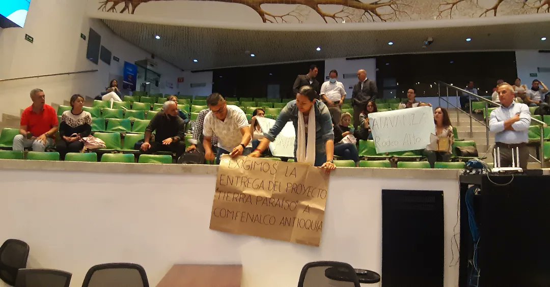 comunicandobel's tweet photo. #Fotos Algunas de las pancartas de los asistentes de la comisión accidental 192, estafas inmobiliarias entre ellos los residentes, propietarios de la Unidad Atavanza y de Belén Rodeo Alto. #Al100xBelen #Comuna16 #Medellín #rodeoalto #atavanza https://t.co/XSwAx2VR6W