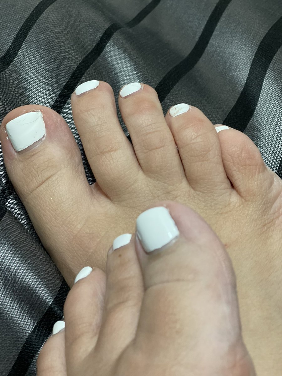 Jazzforfun2022's tweet photo. This was my last color on my toes, what should I get on Saturday?! #feetpicsforsale #feetfethish #toes https://t.co/XyiBUHcNIG