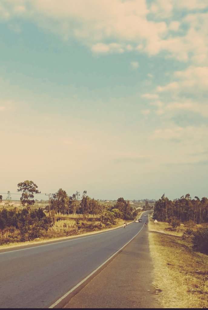 s_kamuntu's tweet photo. Good evening Twitter friends!! So hot here...my photo on the road walking. Hope everyone is having a productive day!! #Naturephotography #walking #naturebeauty #climatecharge https://t.co/KWKBS9mVeL