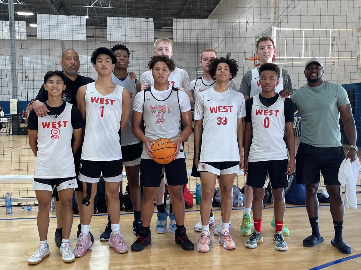 In the squad we trust. ✊🏿✊🏼✊🏽✊🏾 
Our guys went to war together for the Cali Live tournament and came out even stronger 🗡🛡 5-0 
Back to Vegas and back to work. 
#undefeated