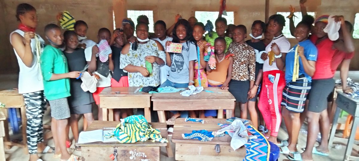 ellachosen's tweet photo. Excited to be facilitating the reusable pad sessions on #YGCProject.
I really love the seriousness of these young girls. Thank you so much @RitaChinyere13 for organizing this great project. @gymobilization always doing amazing things.
#YoungGirlsCan https://t.co/EMYwfrdsRH