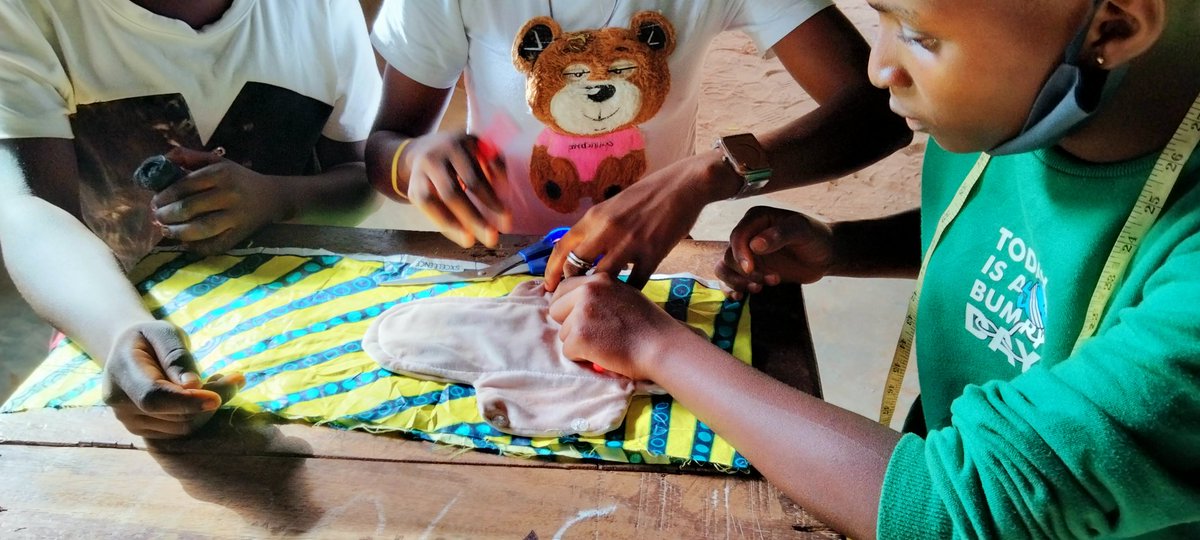 ellachosen's tweet photo. Excited to be facilitating the reusable pad sessions on #YGCProject.
I really love the seriousness of these young girls. Thank you so much @RitaChinyere13 for organizing this great project. @gymobilization always doing amazing things.
#YoungGirlsCan https://t.co/EMYwfrdsRH
