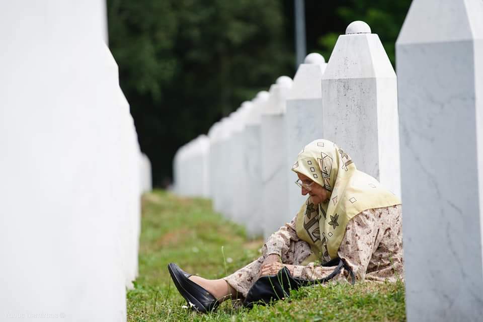 e_secer's tweet photo. Ve bugün geçer. Srebrenitsa'dan herkes evine döner. Annelerin ruhu kalır o mezarların başında. Sessizce. Seneye kadar az kişi uğrar. Oysa mücadele devam ediyor.

O yüzden Srebrenitsa yarın da, bir ay sonra da hatırlanmalı. Ve ziyaret edilmeli. #Srebrenitsa

Foto @yunusdemirbass https://t.co/8XeWbdJTZU