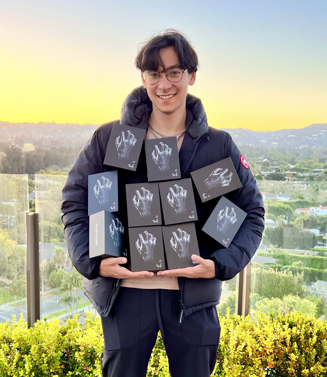 🔥 TenZ x Finalmouse Giveaway 🔥 To celebrate my upcoming mouse drop this Sunday we are giving away 10 Starlight Pro - TenZ’s ! (set to drop & unveil on July 17th @ 3pm PST) To enter: 1. Follow @finalmouse and me 2. RT and like this tweet GLHF 🥰