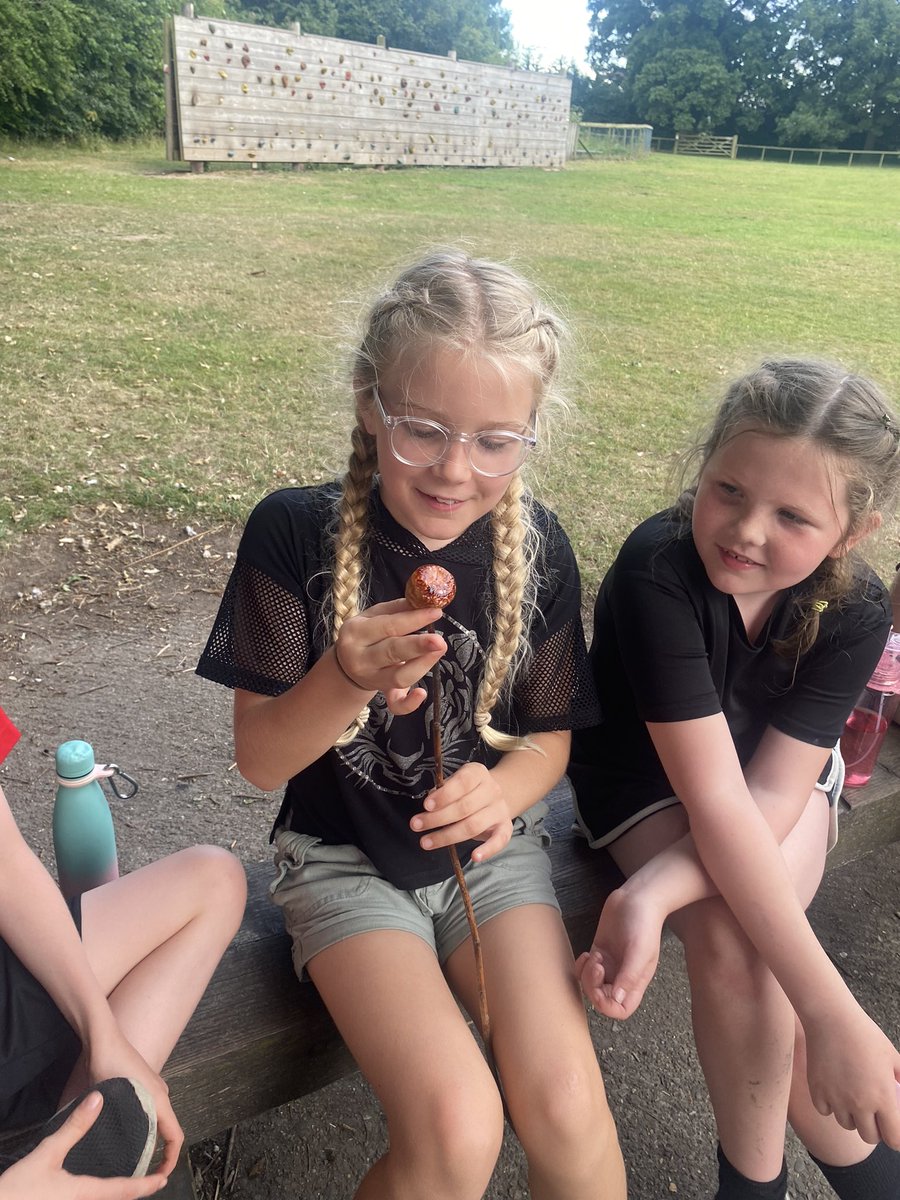 RileyMoorfield's tweet photo. Toasting our marshmallows 😋😋 https://t.co/R1VgJir2Jj