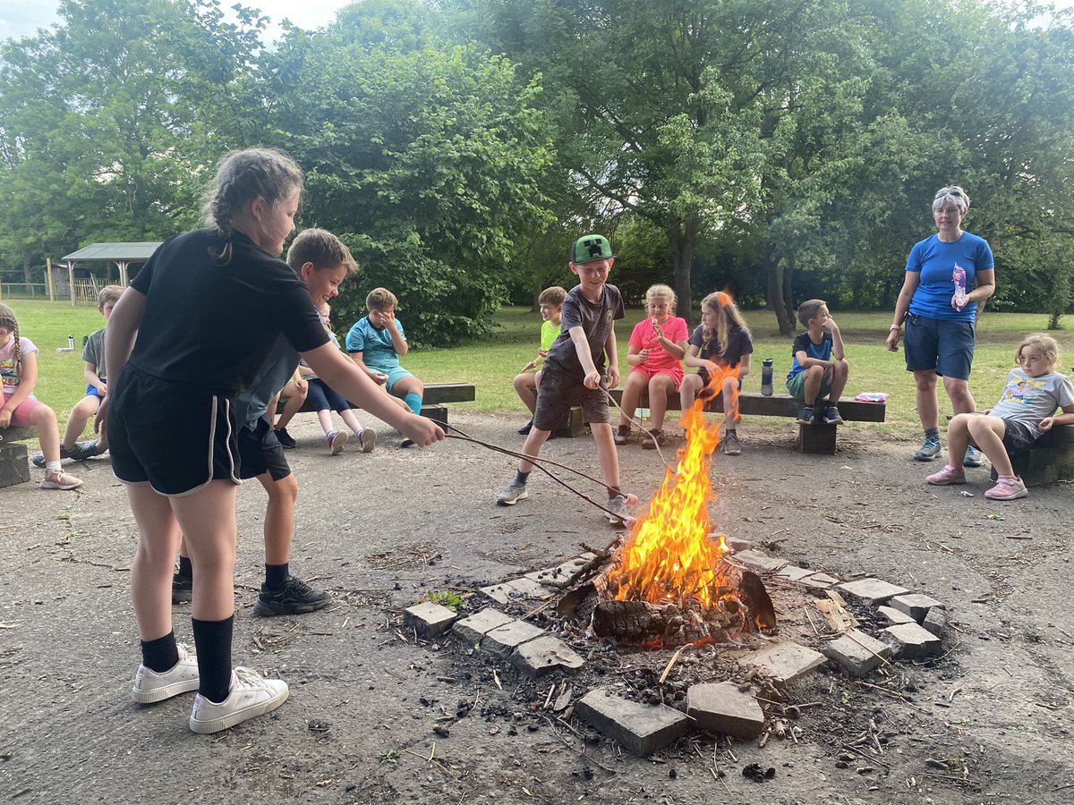 RileyMoorfield's tweet photo. Toasting our marshmallows 😋😋 https://t.co/R1VgJir2Jj