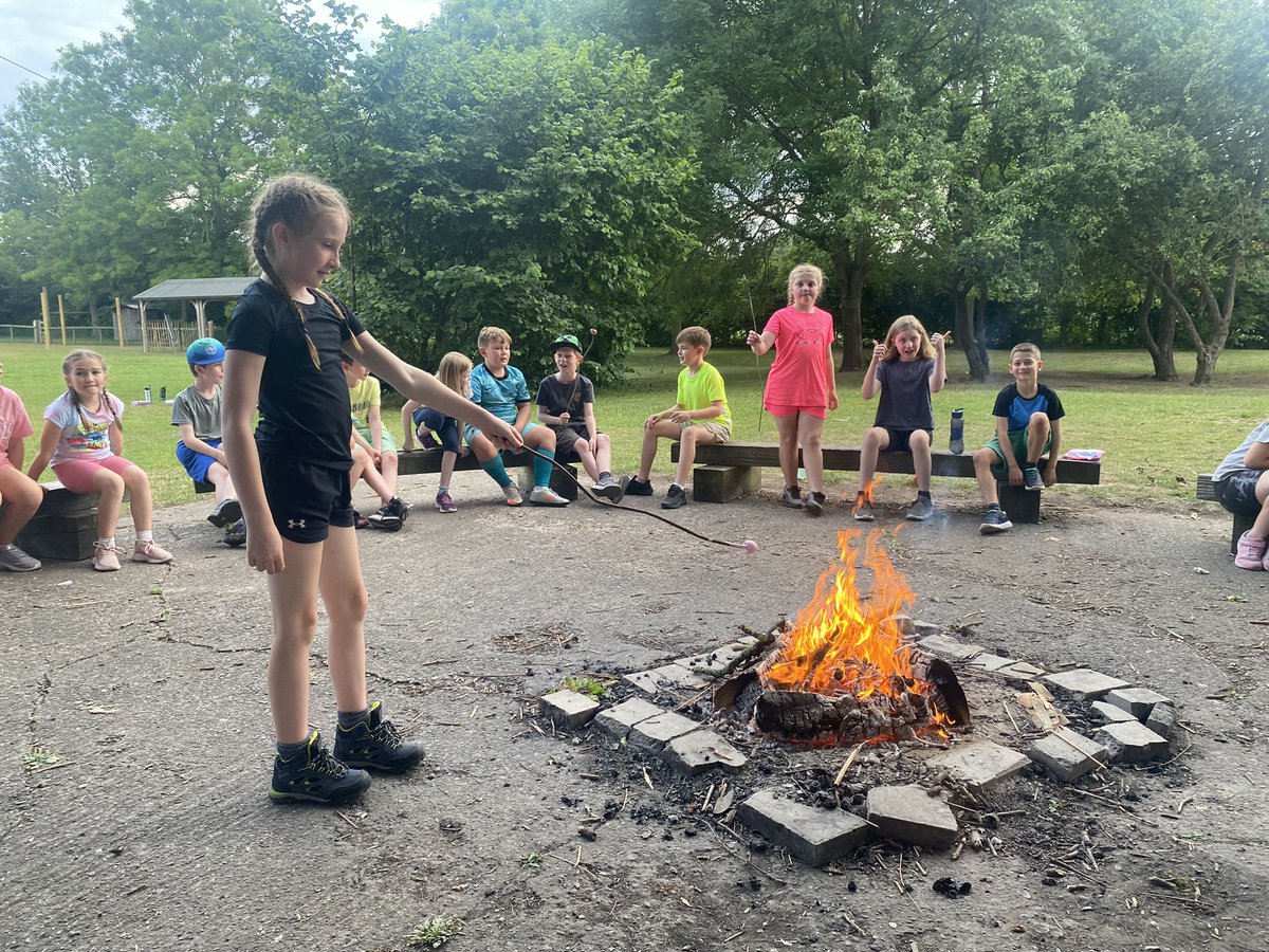 RileyMoorfield's tweet photo. Toasting our marshmallows 😋😋 https://t.co/R1VgJir2Jj