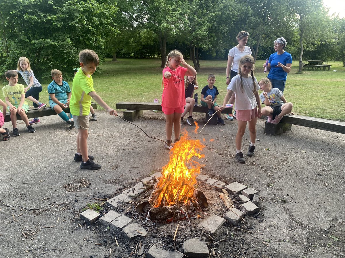 RileyMoorfield's tweet photo. Toasting our marshmallows 😋😋 https://t.co/6zFgoPycps