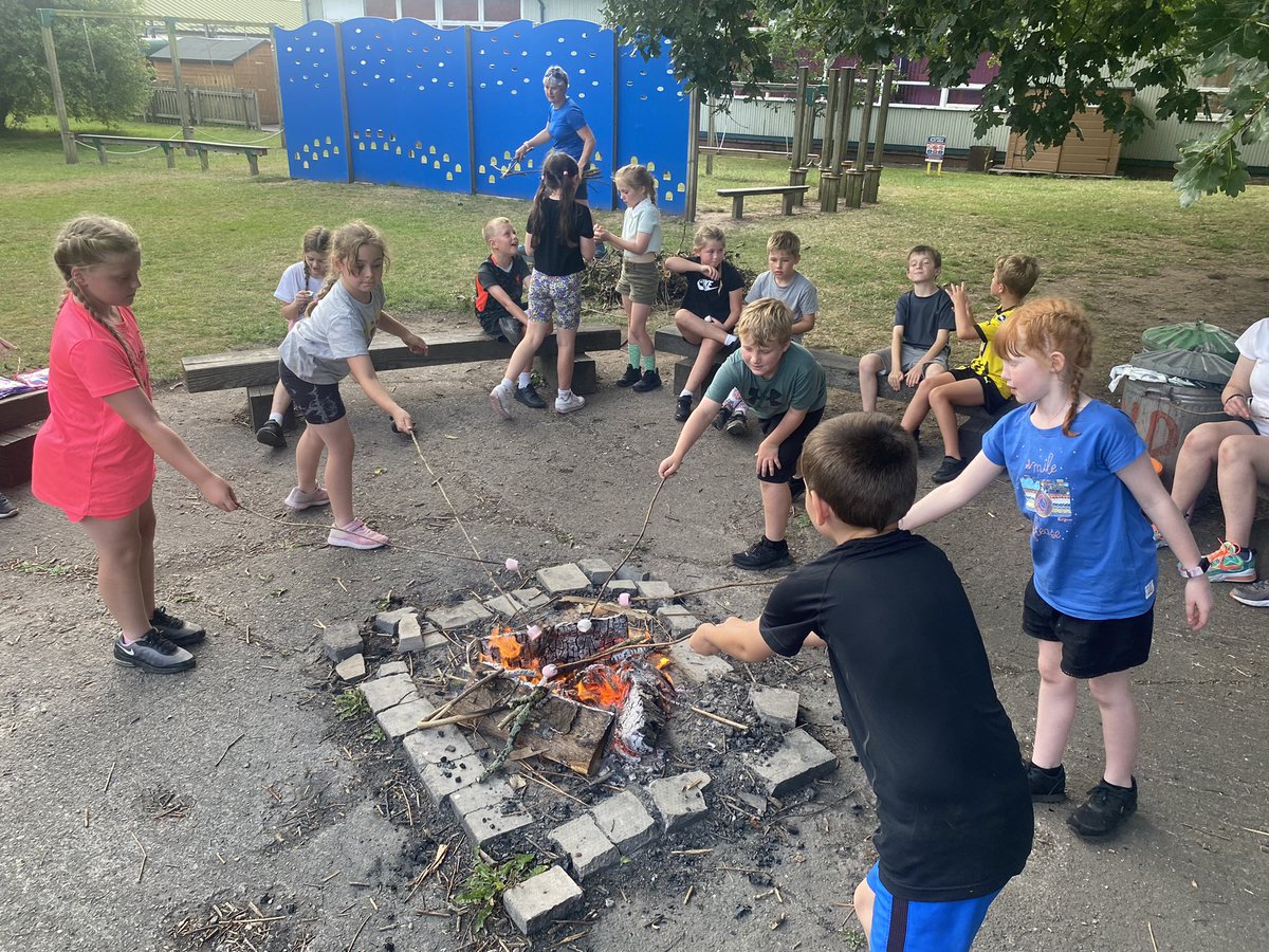 RileyMoorfield's tweet photo. Toasting our marshmallows 😋😋 https://t.co/6zFgoPycps