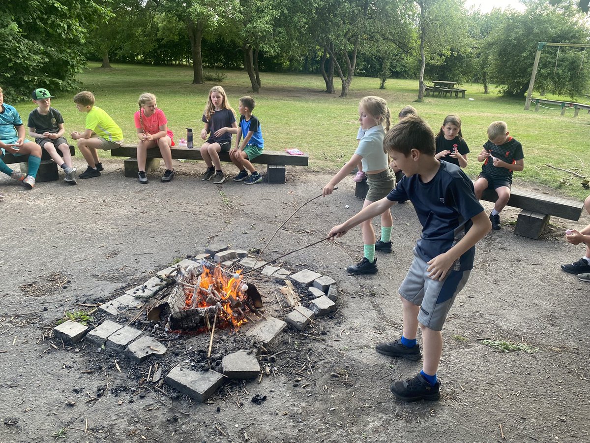 RileyMoorfield's tweet photo. Toasting our marshmallows 😋😋 https://t.co/RcvZV2zdRX