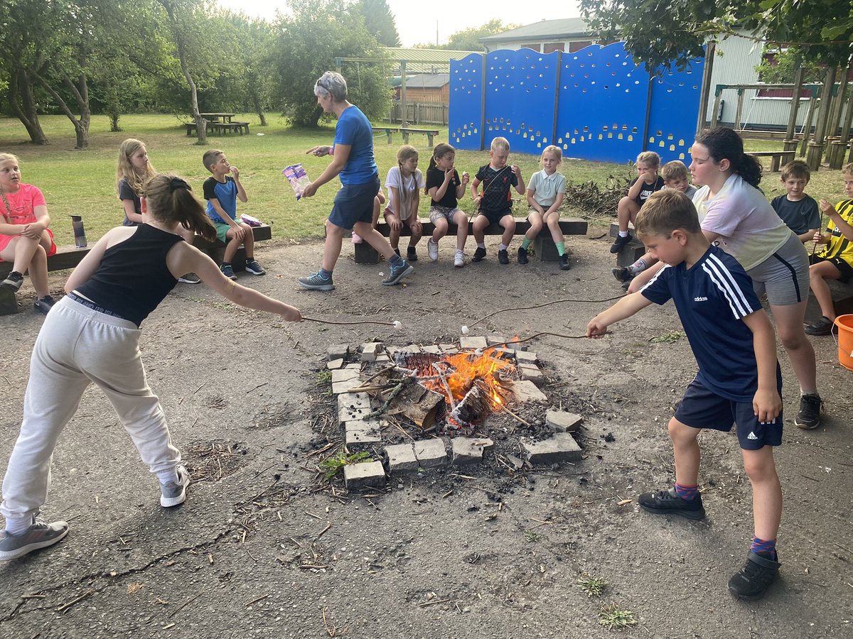 RileyMoorfield's tweet photo. Toasting our marshmallows 😋😋 https://t.co/uV0OxEKyQR