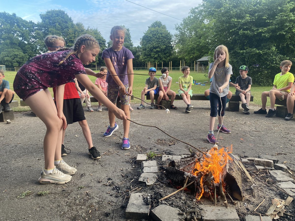 RileyMoorfield's tweet photo. Toasting our marshmallows 😋😋 https://t.co/RBqmFdBl4T