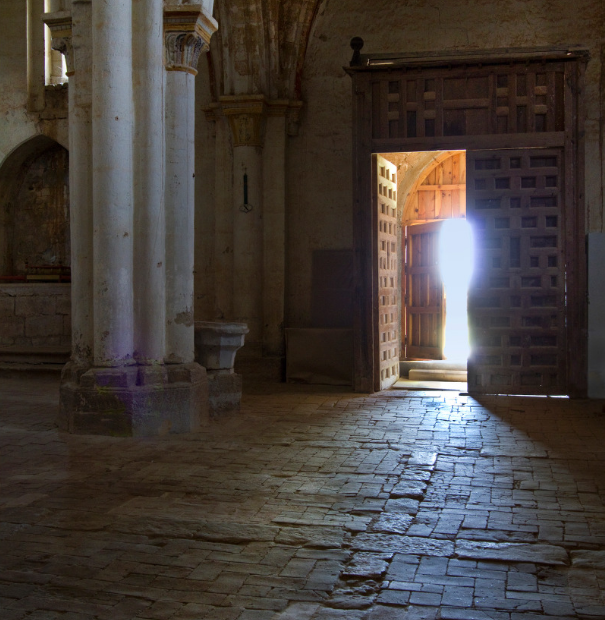 AVillamoron's tweet photo. “No se olviden de que cuando entran en un templo románico, al amanecer, con la primera luz, como cualquier campesino antes de ir a labrar la tierra, están andando sobre el cuerpo muerto de Cristo”, en memoria del gran #BasilioLosada. Foto #Sacris: entrada a la #Catedraldelpáramo https://t.co/yNEChCtW3z