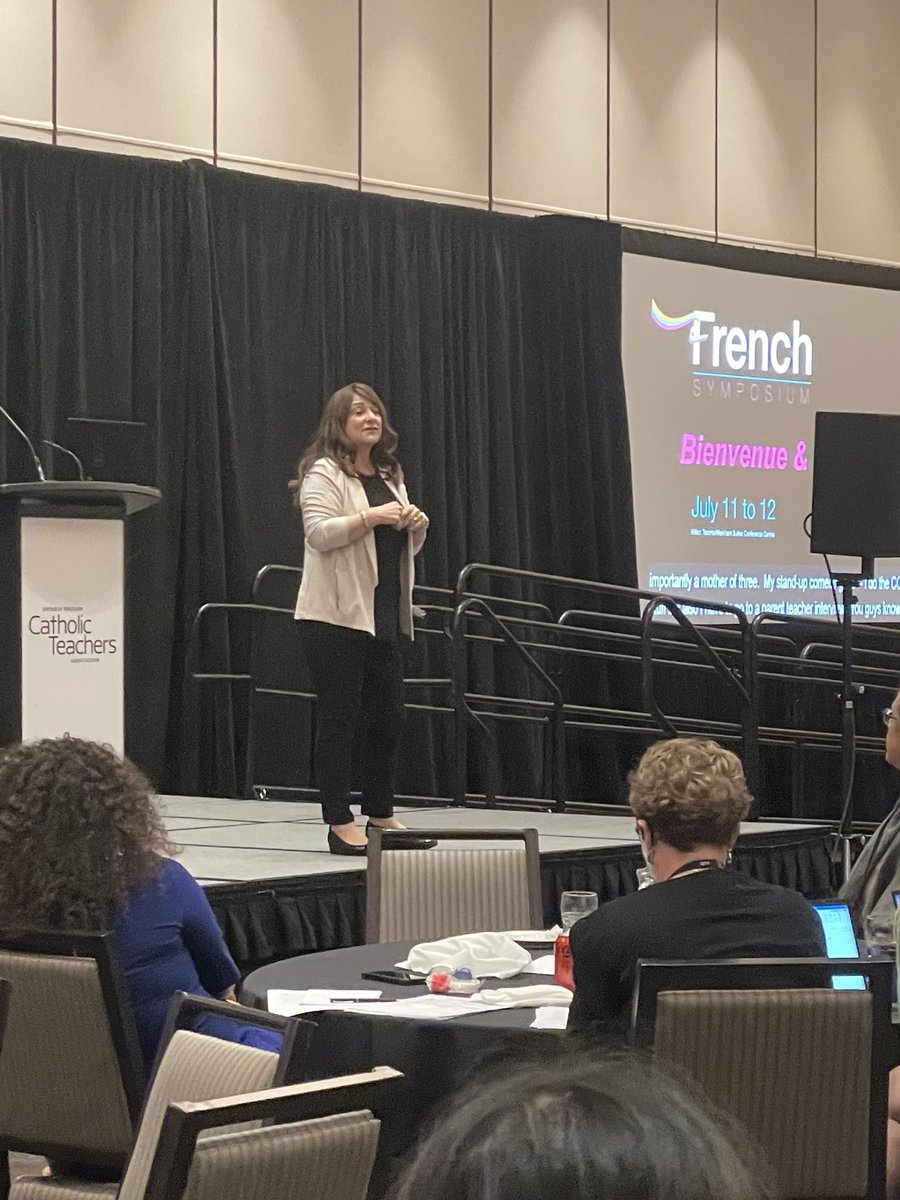 TeacherMomOfTwo's tweet photo. What a treat to have 12-time Canadian Comedy Awards nominee @katedaviscomic as our keynote speaker! Sharing an important (and hilarious) message about balancing life with humour.
#FrenchSymposium #OECTApd https://t.co/u9hQ7Z5cim