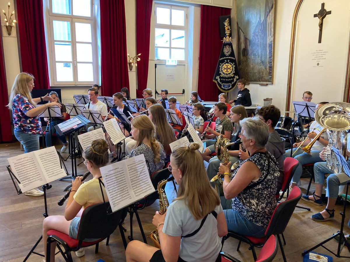 PhilSittard's tweet photo. Yes, they did it! Voor een volle Philzaal was er vanavond een verrassende seizoensafsluiting. Het jeugdorkest gaf samen met onze base-leerlingen een bijzonder concert. Mooi om de spanning, maar ook het muzikale enthousiasme bij iedereen te zien. Geniet allemaal van de vakantie! https://t.co/DlWYytYz73