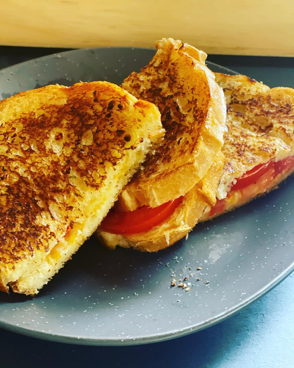 DuffPlate's tweet photo. Toasted Garlic tomato and cheese sandwiches https://t.co/lkKiO0Umaa