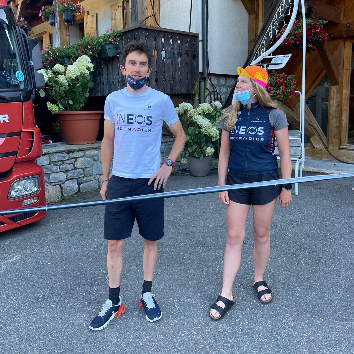 GeraintThomas86's tweet image. The gilet’s been passed from Elly to Freddie… and I even got to see it again today 🤣 Hello old friend. Now it heads off to the Alps. Apparently it’ll be on Beefeater Bend up Alpe d’Huez @tdfbeefeaters 👀 #wheresGsgilet #Glayrelay