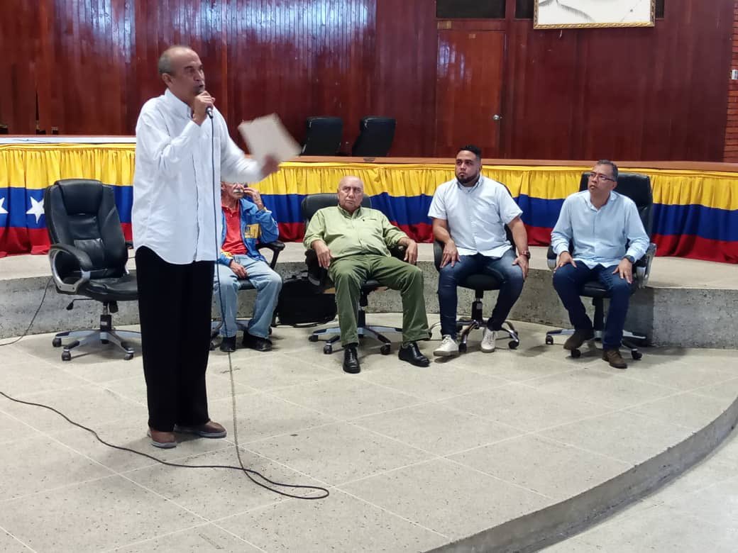 alanz's tweet photo. Hago una pausa en este aluvión de sentimientos para agradecer al consejo legislativo de Monagas, a los diputados del bloque parlamentario de Monagas, al Dip Euribes Guevara, a Orangel López por un hermoso homenaje a mi padre en Maturin. 

Mil gracias la solidaridad. https://t.co/j7tuCEwA4O
