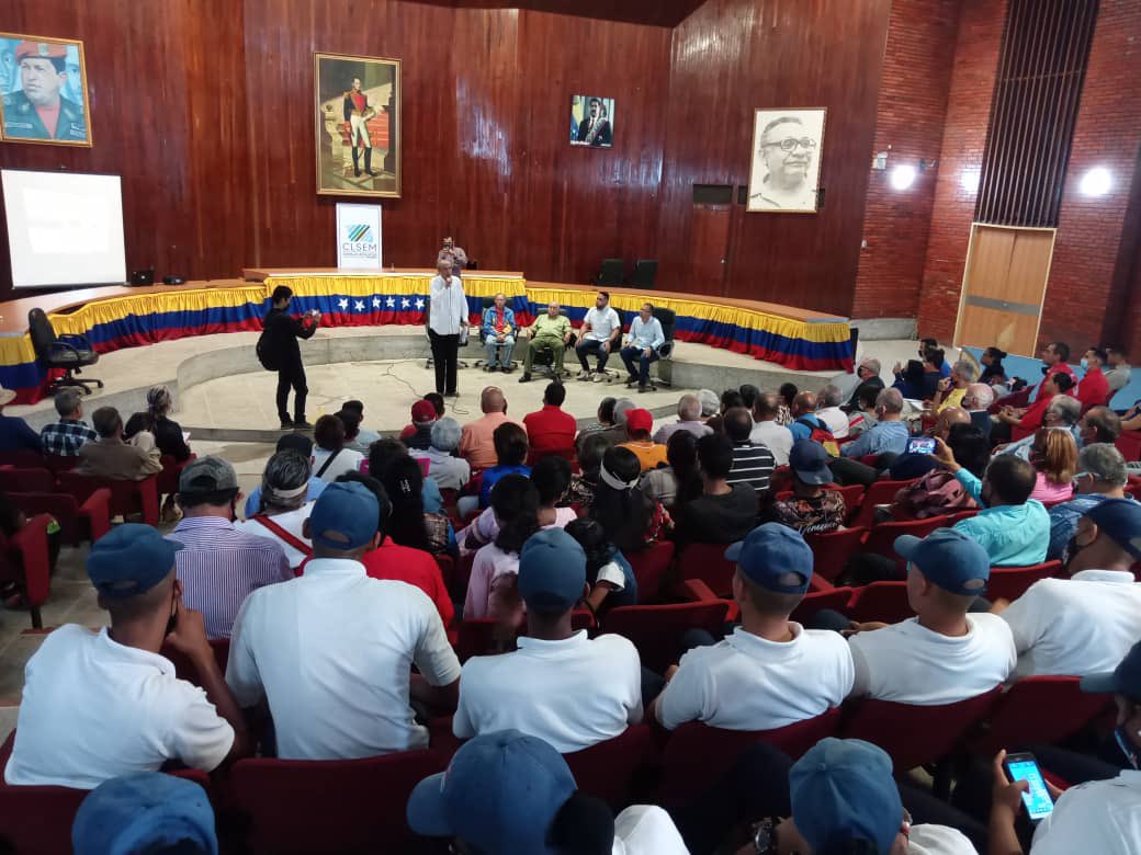 alanz's tweet photo. Hago una pausa en este aluvión de sentimientos para agradecer al consejo legislativo de Monagas, a los diputados del bloque parlamentario de Monagas, al Dip Euribes Guevara, a Orangel López por un hermoso homenaje a mi padre en Maturin. 

Mil gracias la solidaridad. https://t.co/j7tuCEwA4O