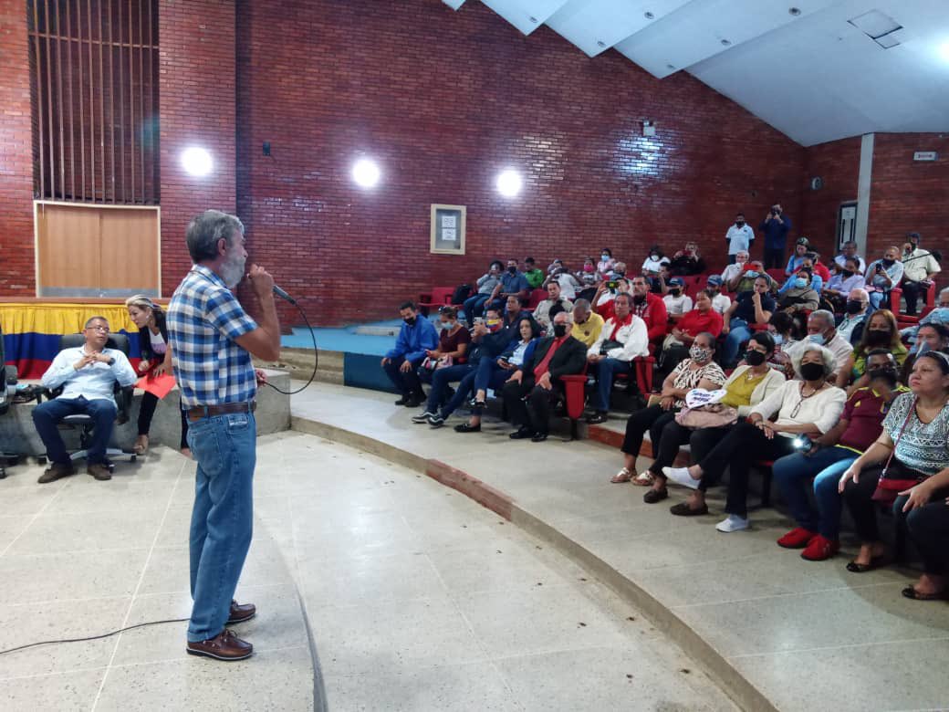 Hago una pausa en este aluvión de sentimientos para agradecer al consejo legislativo de Monagas, a los diputados del bloque parlamentario de Monagas, al Dip Euribes Guevara, a Orangel López por un hermoso homenaje a mi padre en Maturin. 

Mil gracias la solidaridad.