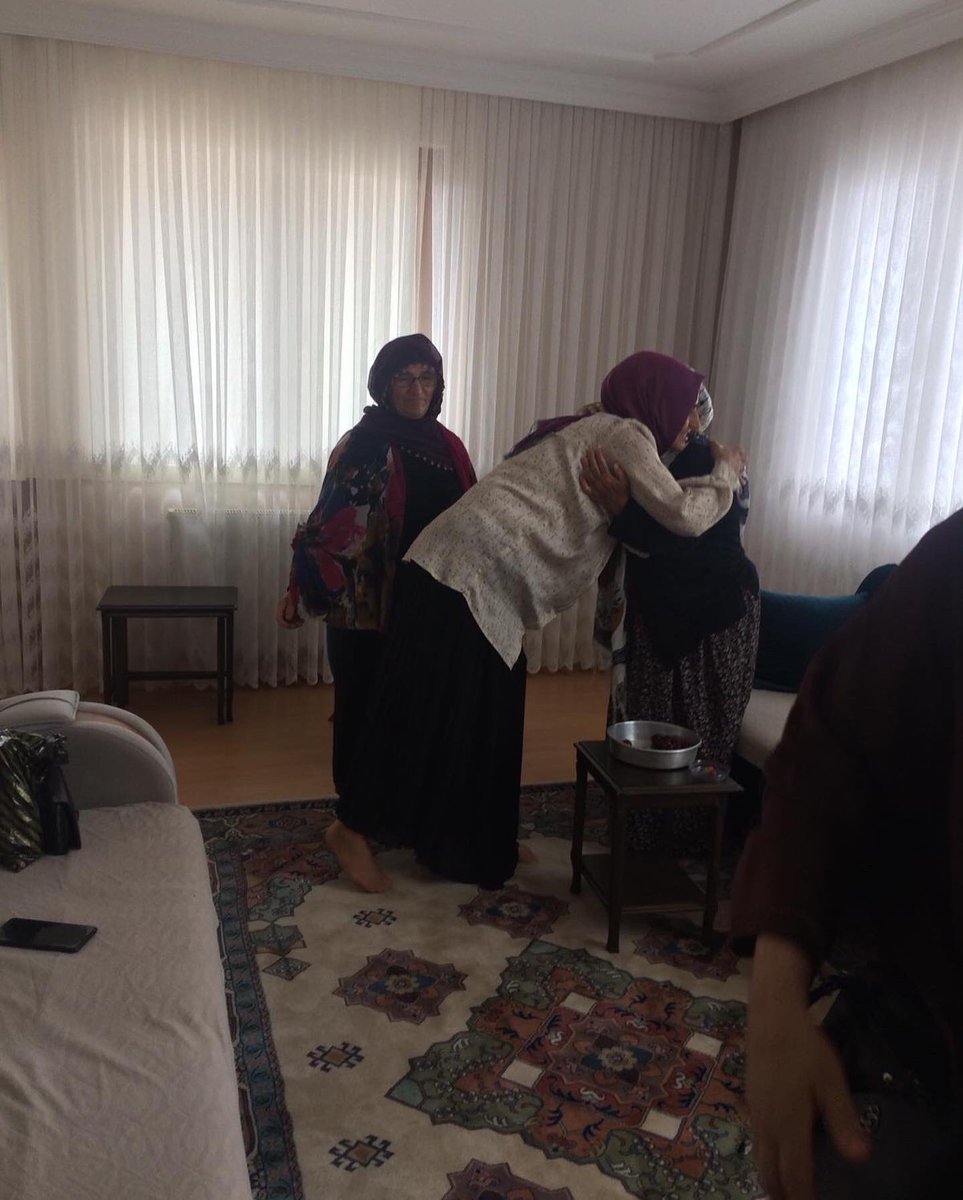 AK Parti Araklı İlçe Kadın Kolları Başkanı Sn. Meryem Hamiyet Halil ve yönetim kurulu üyeleri; bayramın bereketini , sevincini birlikte paylaşarak  yaşlı ziyaretleri gerçekleştirdiler.
@akkadintrabzon