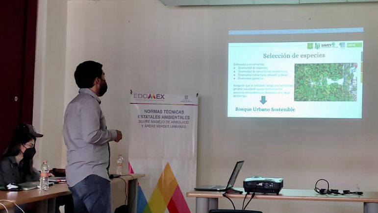 AmbienteEdomex's tweet image. Fortalecer las capacidades técnicas del personal para conservar y mejorar el arbolado en las ciudades, es el objetivo de la capacitación “Desarrollo de Planes de Manejo del Bosque Urbano” impartido por el #USForestService a personal de la #CGCE de la #SMAGEM