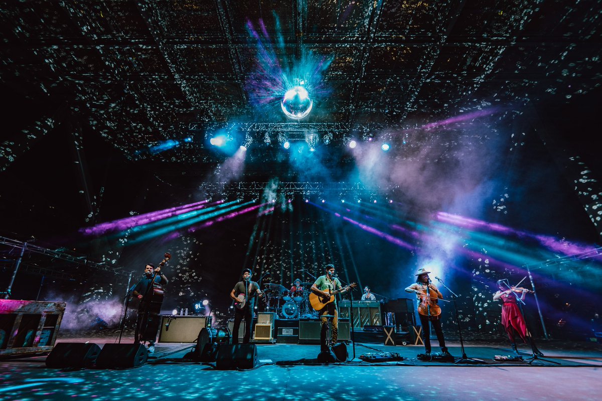 artbysoto's tweet photo. @theavettbros live from @RedRocksCO https://t.co/U7lXZ9OB6q