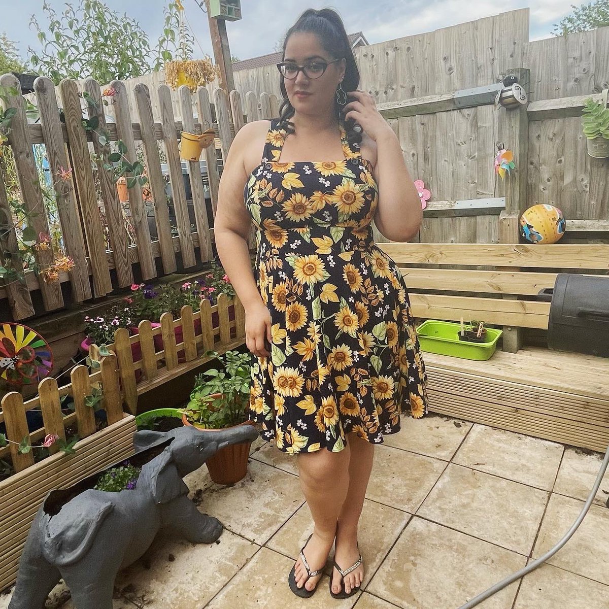Powderpuff_Room's tweet photo. The best way to spend sunny days! 🌻 ✨

#blogger #fblogger #fashion #plussizefashion #psblogger #plussize #hellbunny #myhellbunny #summerdress #vintage #northampton https://t.co/9FVFjQLlWz