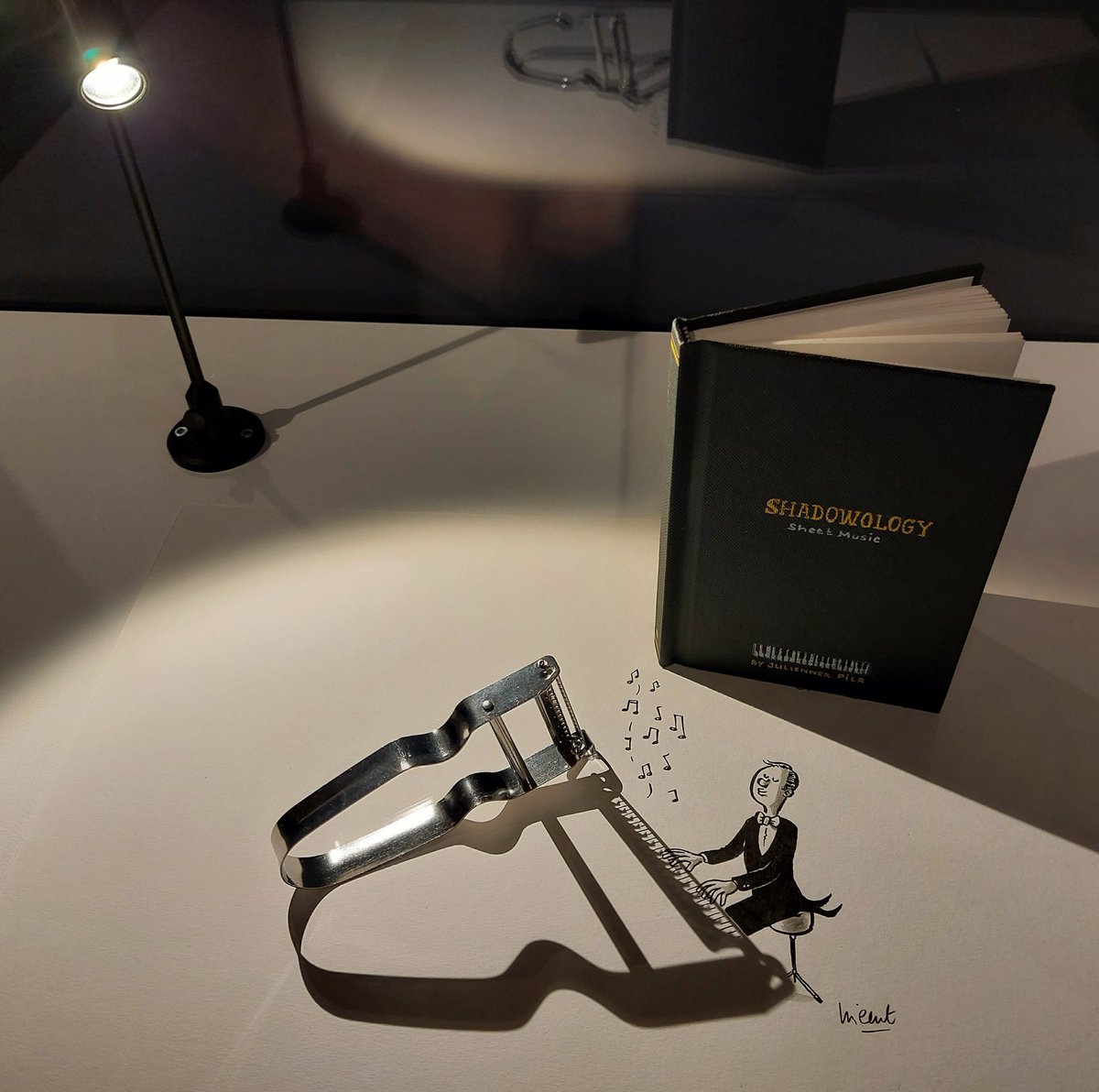 SharmL's tweet photo. The #SmallIsBeautiful exhibition in South Kensington is absolutely amazing. I was in awe of the patience, creativity and skill of the 34 artists on display. Every exhibit is a wonder to behold #FeverUK #London #art #minatureart https://t.co/tw6qAvCju1
