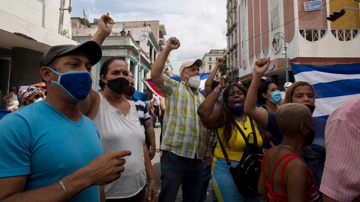 Son revolucionarios defendiendo la paz en las calles de #Cuba, como lo hicieron muchos otros aquel día, pero -a diferencia de las imágenes vandálicas- estas gustaron hasta a funcionarios de #USA, que incluso hoy las siguen 'tuiteando'... #CDRCuba #SomosDelBarrio #CubaPorLaPaz