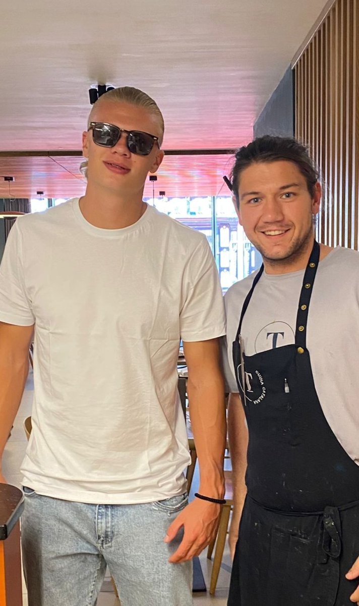 cityreport_'s tweet photo. Erling Haaland with head chef of Tast Catala Manchester, Julià Castelló Bravo yesterday. https://t.co/weDbvUHETP