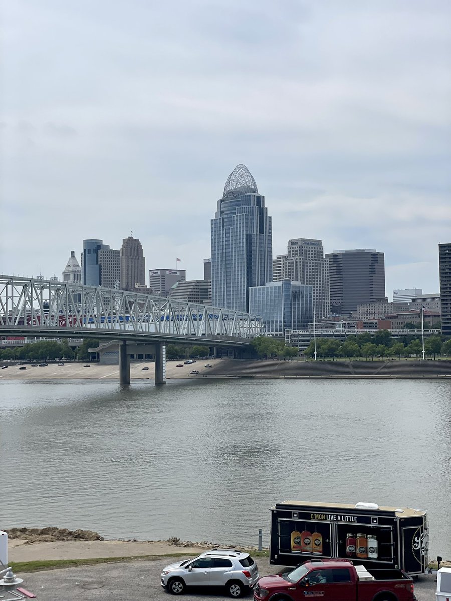 TheOtherRBG's tweet photo. I asked the bartender if that was Cincinnati, which led to befriending the couple from Oxfordshire next to me, which led to a free shot, which got taken away because I didn’t drink it soon enough. #splorin https://t.co/3pNJG8lVS7