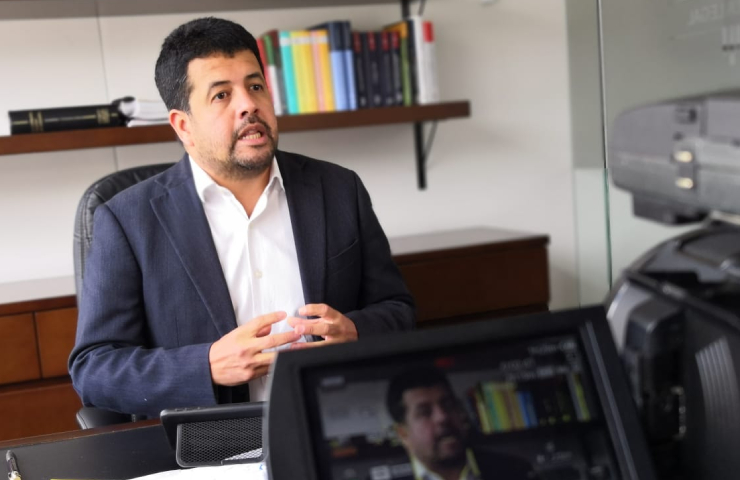 El abogado y defensor de los derechos humanos Diego Martínez, fue detenido y deportado en el aeropuerto de Buenos Aíres. Según varias fuentes, el Estado colombiano había emitido una alerta en contra del jurista por su destacada participación en el Acuerdo de Paz.

<a href="/DefendamosPaz/">DefendamosLaPazColombia</a>