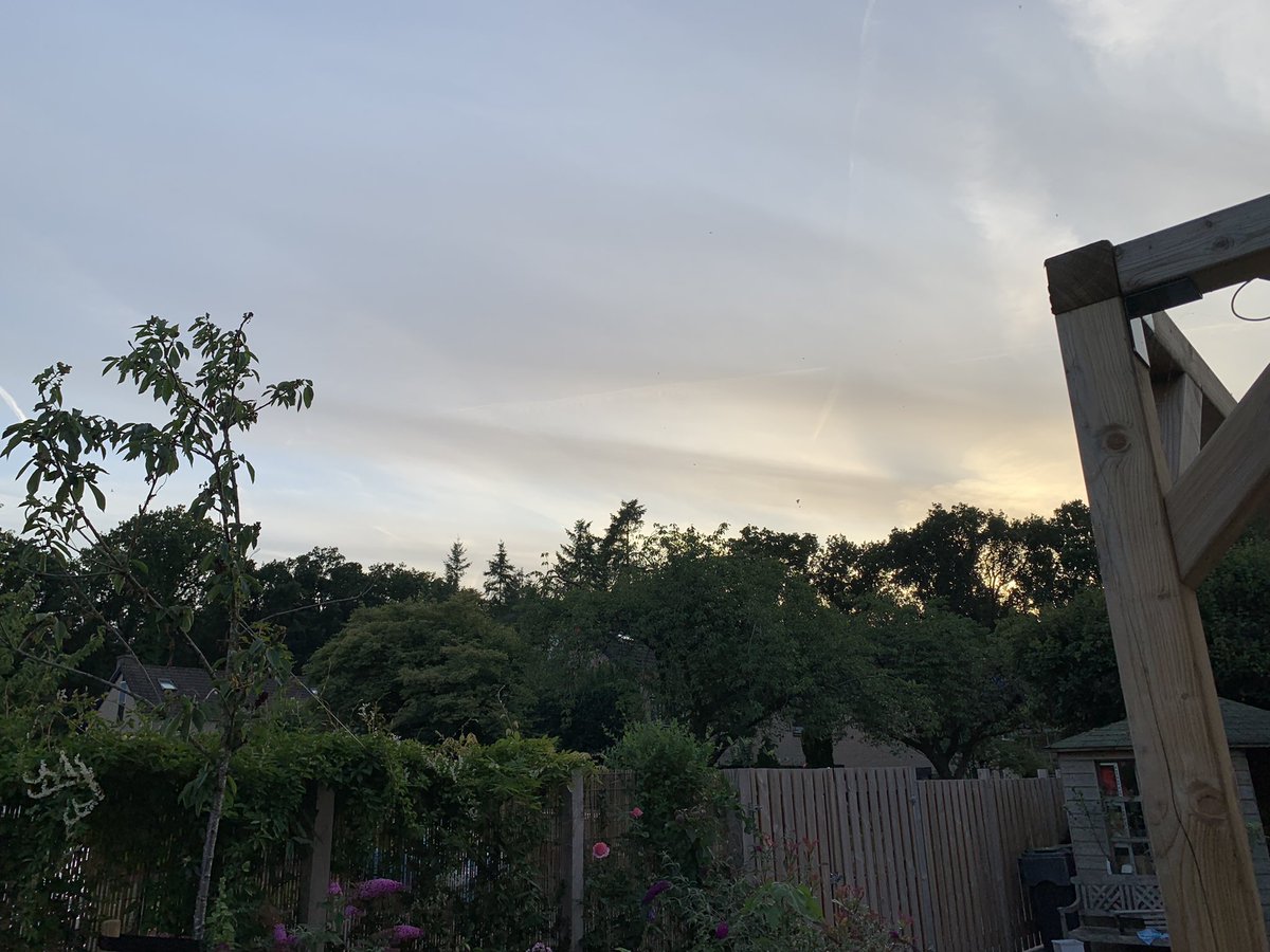 Zie ik nu op de Veluwe #rook van de #brand in #hoevelaken?  Het gaat van zuidwest naar noordwest heel hoog. Een vieze bruine streep…. #dtv #wieweethet #vraagje #112meldingen #brandweer #priema #metaalwaren
