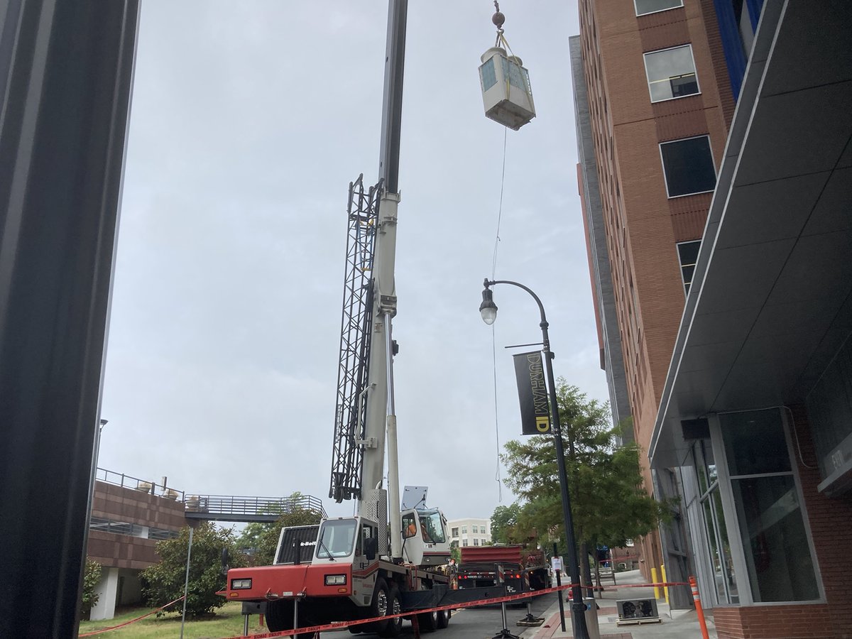 BridgePointNC's tweet photo. Saturday was crane day for the roof top equipment at DurhamID. 
#cranes #generalcontracting #projectupdate #downtowndurham #durhamnc #womeninconstruction https://t.co/VU1o6VPT1i