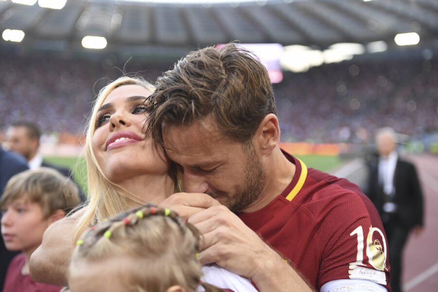 _mariells's tweet photo. Per me rimarranno sempre quelli che ci hanno fatto sognare e credere nell'amore. 

#Totti #Ilary https://t.co/cD1z7nlZvP