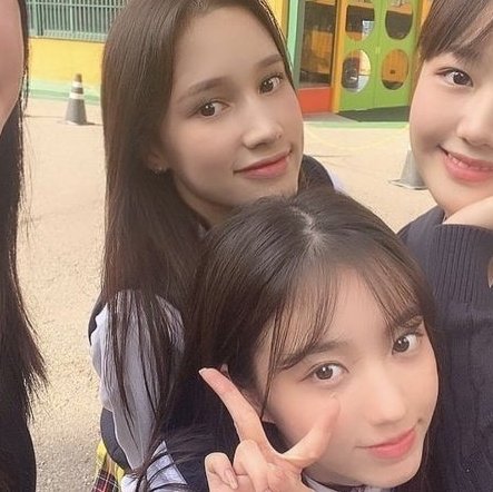 syodaz's tweet photo. its always been bahiyyih and yeseo, yeseo and bahiyyih ���� https://t.co/eAEg8fGmRm