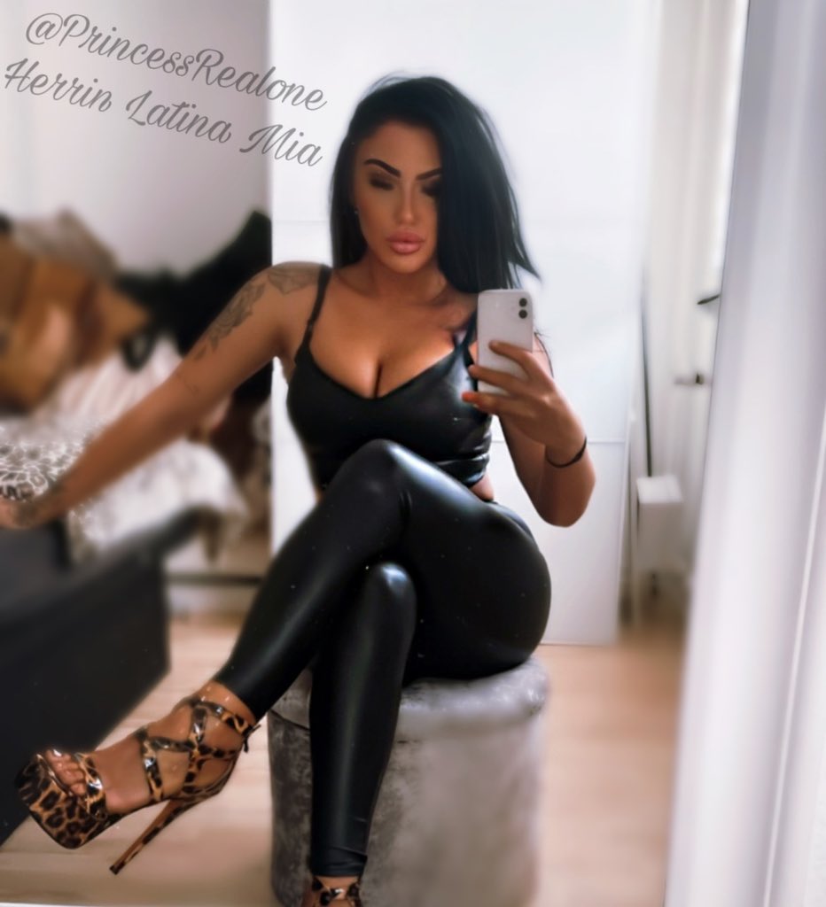 Ich habe Lust dir eine Zahlungsforderung auf Paypal zu senden! Wer traut sich JETZT?! Kommt aus euren Löchern gekrochen ihr Loser! 😉😉 #mistress #cashslave #fetish 
#paypig #humanATM #socks 
#findom #blackmail #herrin 
#zahlsklave #kontofick