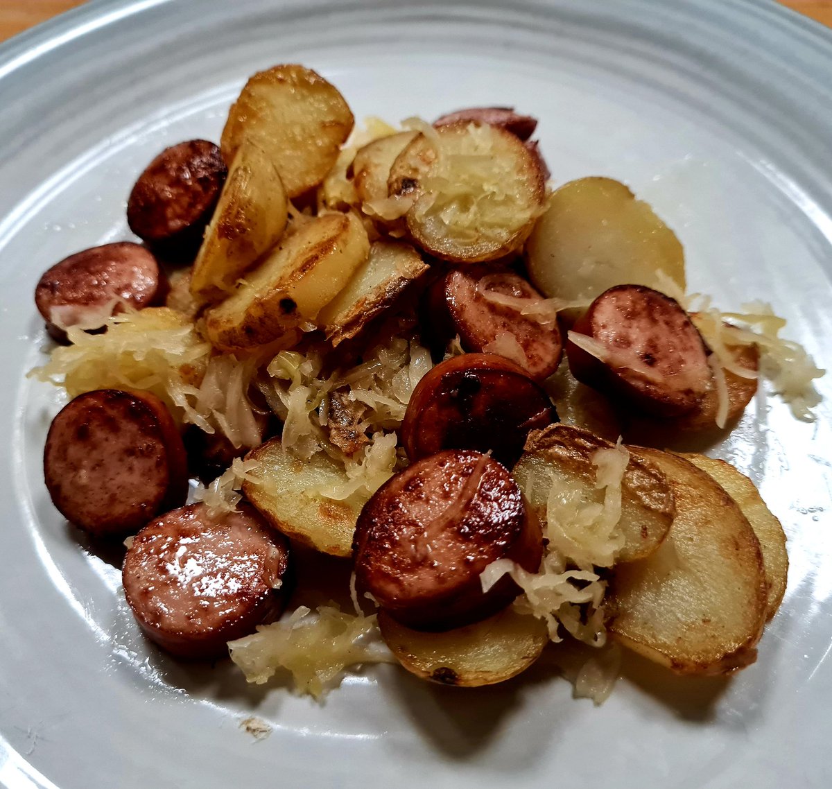 professor_dave's tweet image. Polish Sausage / Fried New Potatoes / Sauerkraut
Boil new potatoes, 20 min
Slice potatoes
Fry in olive oil with sliced Polish sausage till golden
Add sauerkraut
Serve, seasoning generously with sea salt flakes
#SimpleSupper #RecipeoftheDay
