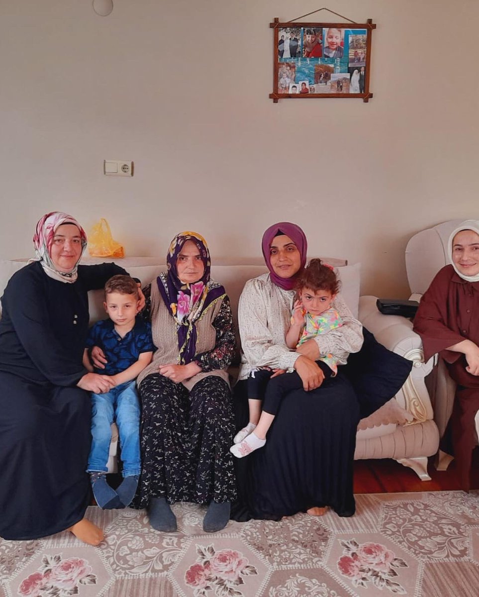 🌹Bayramlaşmak özeldir, sevildiğini hissedebilmektir.Bayramlaşmak güzeldir, gözü yolda beklemektir🌹AK Parti Araklı İlçe Kadın Kolları Başkanı Sn. Meryem Hamiyet Halil ve yönetim kurulu üyeleri; hane ziyaretleri gerçekleştirdiler.
@akkadintrabzon