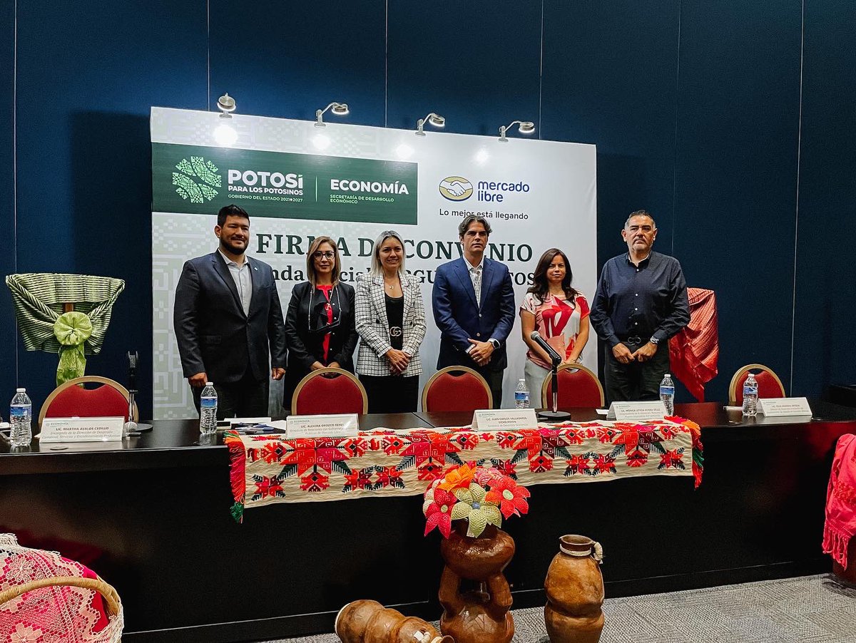 sedecoslp's tweet photo. @jc_valladares firmó el convenio de colaboración con @Mercadolibre para la apertura de la tienda "Orgullo Potosí", un espacio para que todas las y los potosinos puedan comercializar sus productos en línea a través de la tienda oficial de Gobierno del Estado. https://t.co/thgVhNTaBI