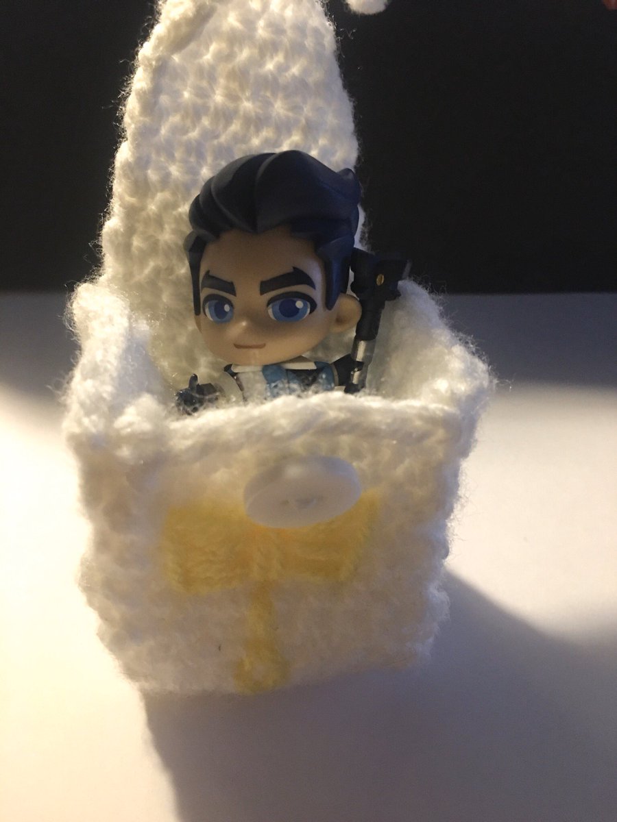 Djooo_in_club96's tweet image. In case u haven’t noticed, I carry lil Jayce around everywhere. My friend crocheted him a lil box so he can be safe in my bag :D