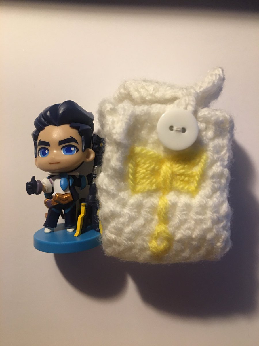 Djooo_in_club96's tweet image. In case u haven’t noticed, I carry lil Jayce around everywhere. My friend crocheted him a lil box so he can be safe in my bag :D