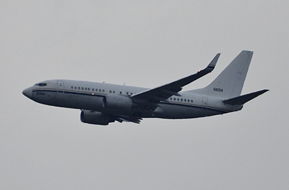 TheSnoopySnoop's tweet photo. #CNV4138 C-40A Clipper #AE29FD 166694 US Navy

On approach to Belfast Aldergrove this evening, arriving from NAS Oceana, passing at 2,200ft. Back garden shot

Can you tell the difference between black &amp; white/colour snaps?

#haveglass #AvGeek #planespotting #milair https://t.co/kBq8gvGYbV