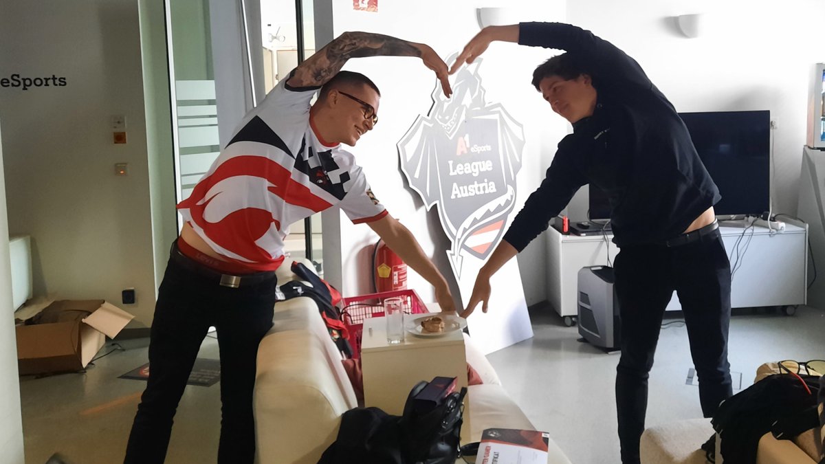 itsmiyuuuuu's tweet photo. Some love from @StrizziTv and @lol_christensen ❤ #austrianforce https://t.co/KRm1T5tUJB